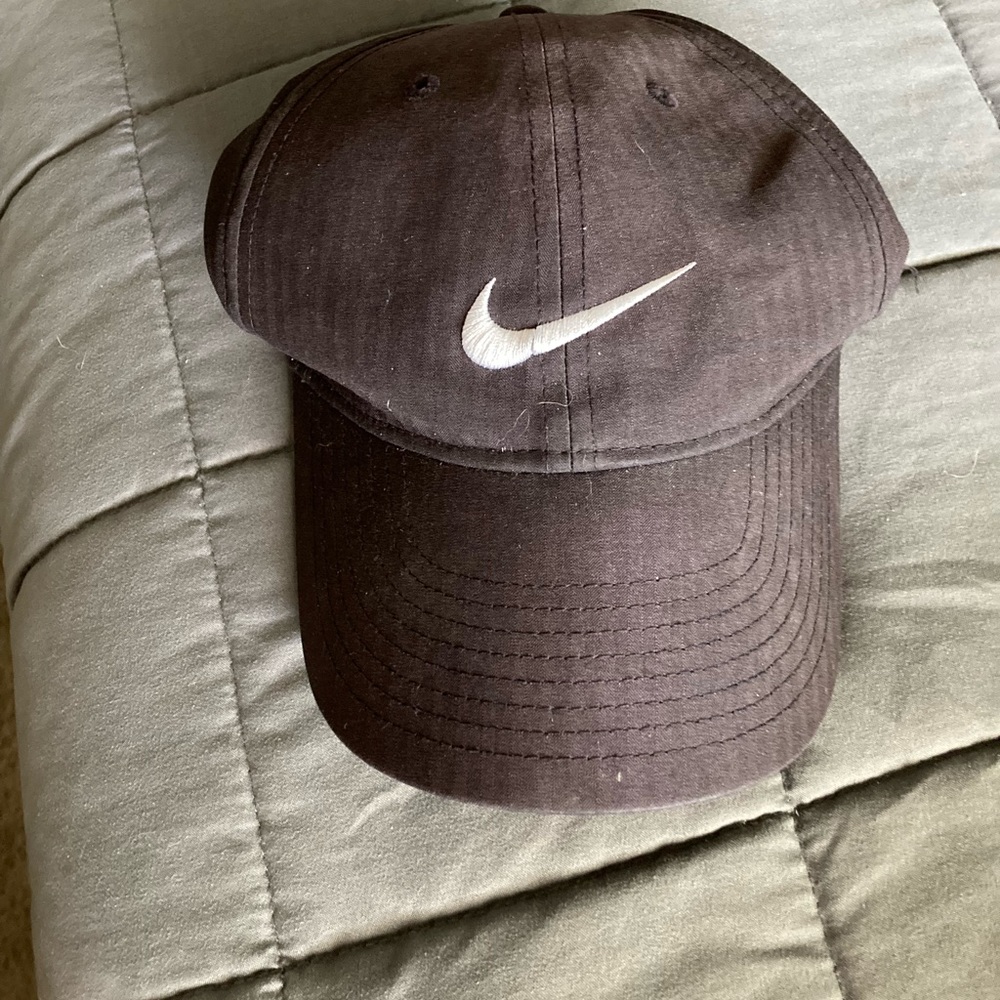 Men’s black Nike hat